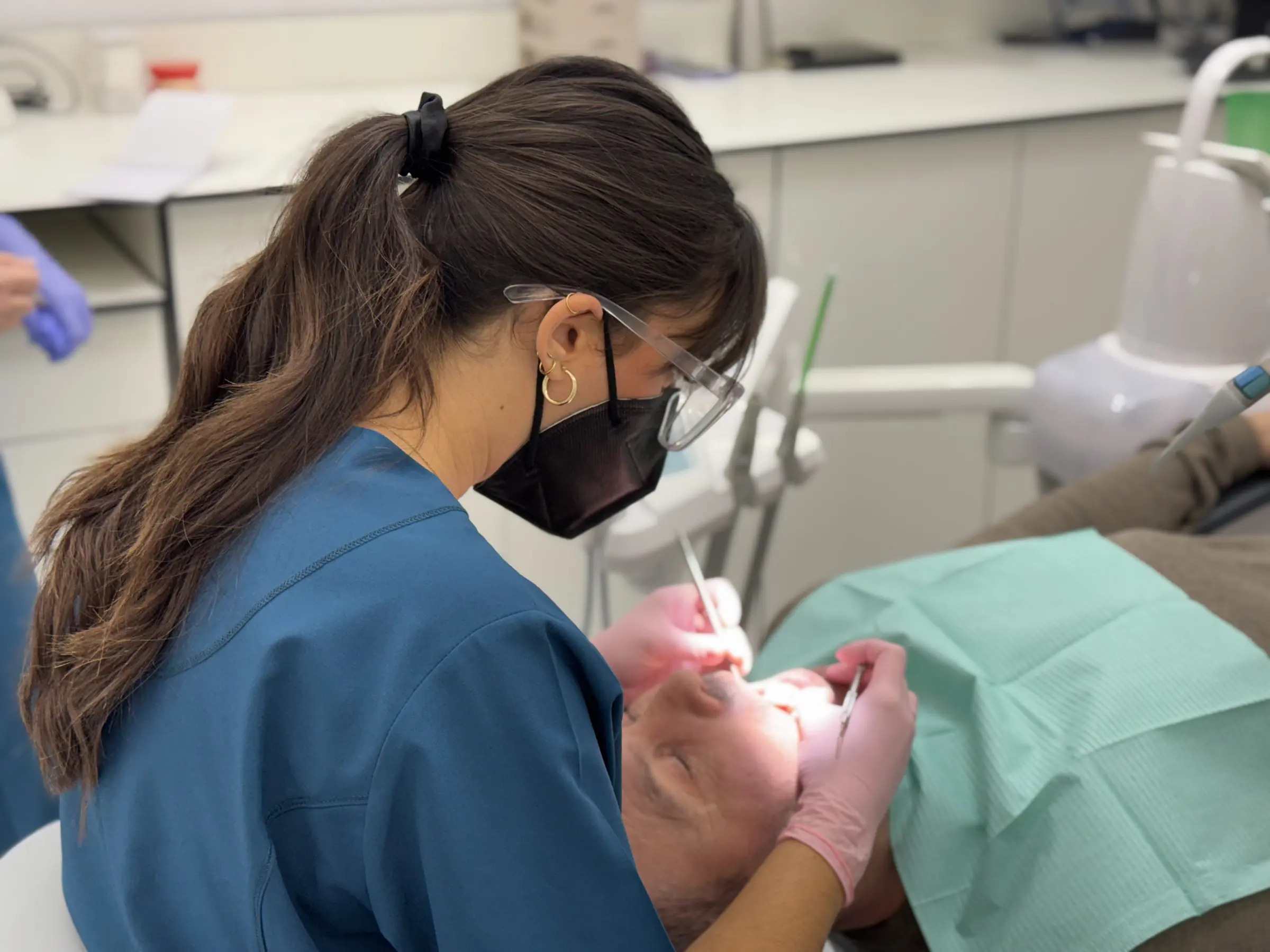 Marina Hernández durante una atención de Odontología general en Lugo