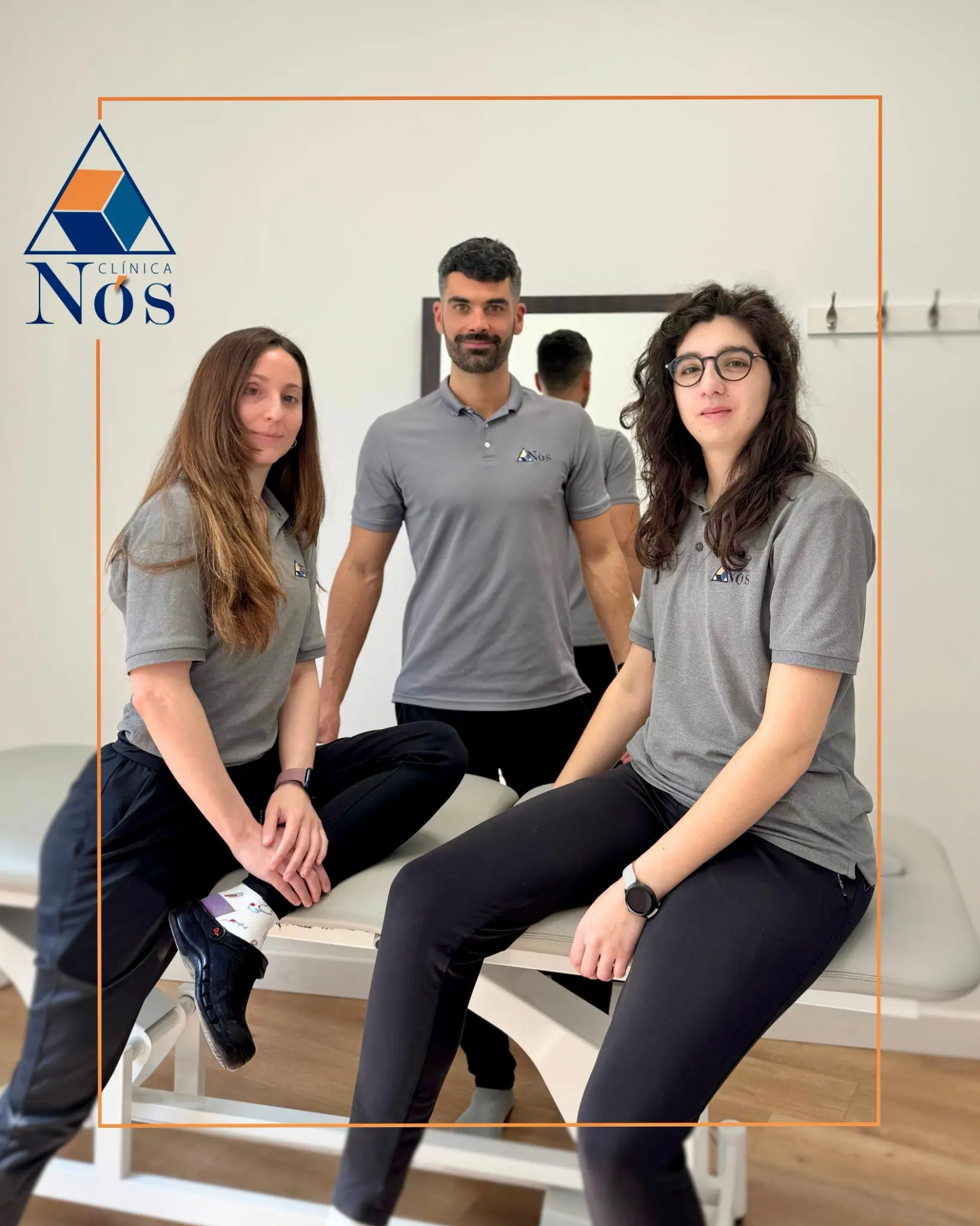Equipo de Fisioterapia de Clínica Nós Monforte en la sala de tratamiento